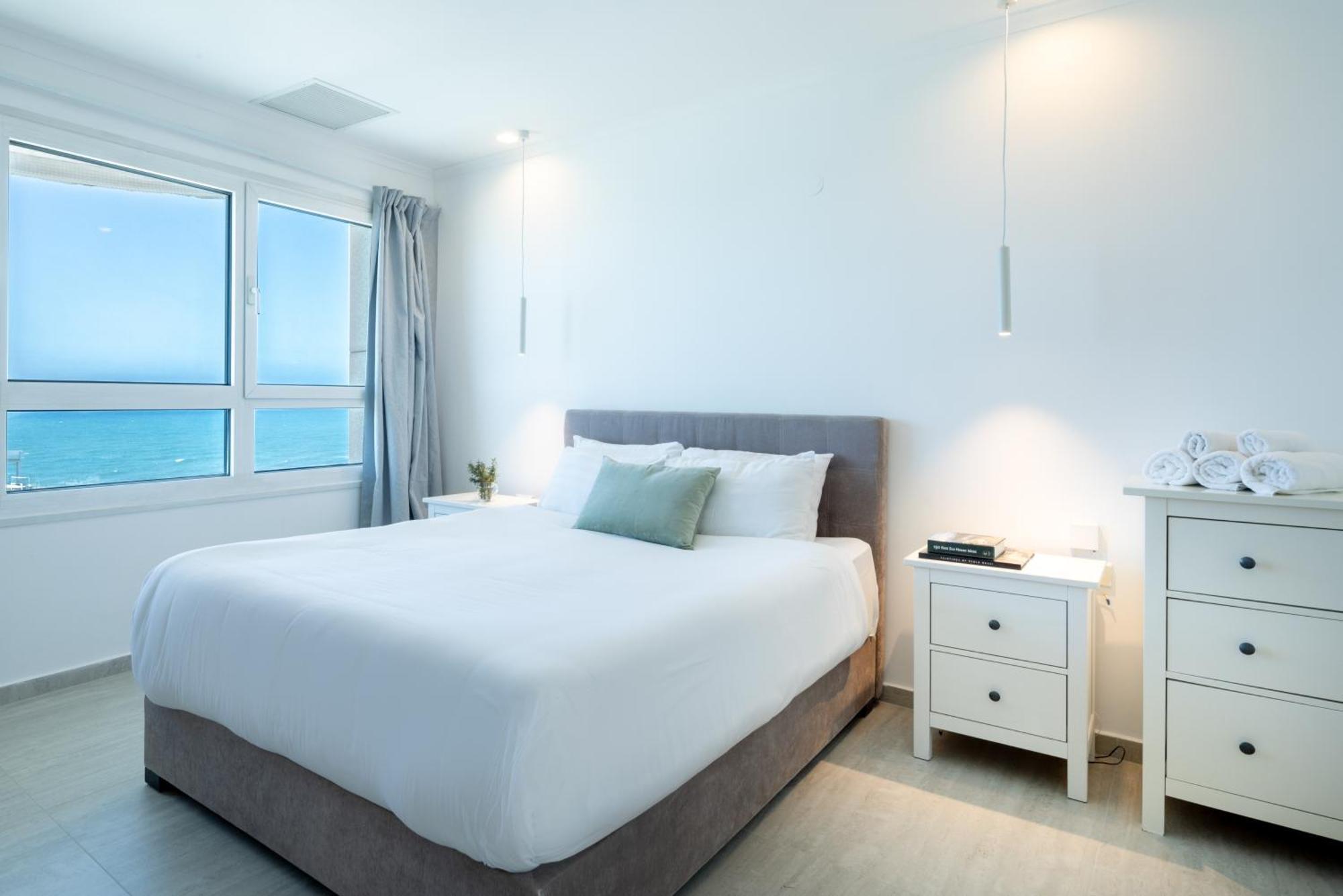 Superb Beachfront Apartments With Shelter By Sea N' Rent Тель-Авив Экстерьер фото