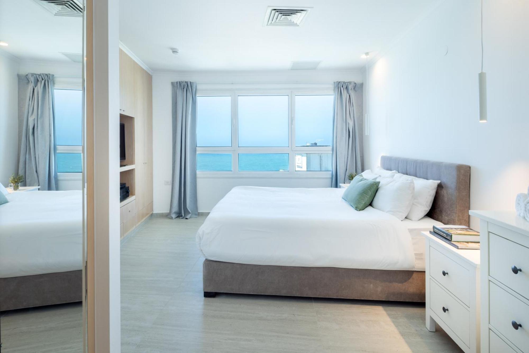Superb Beachfront Apartments With Shelter By Sea N' Rent Тель-Авив Экстерьер фото